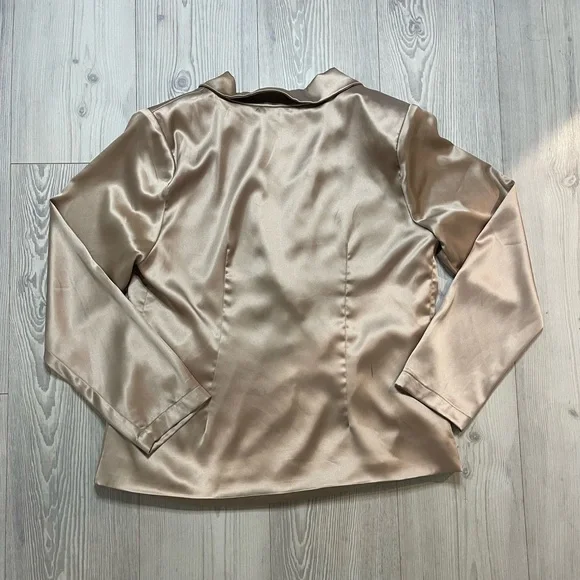 Silky Dinner Blazer 🤍 - Picture 4 of 5